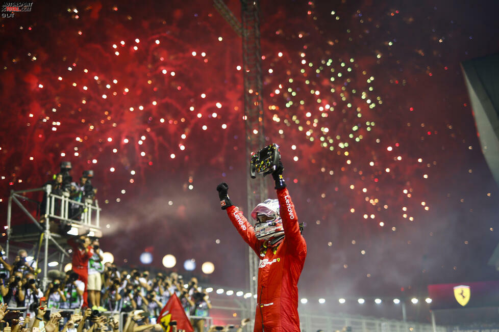 Moment #6: Endlich! Sebastian Vettel wirkte in Singapur sichtlich erleichtert. Nach einer langen Durststrecke von 22 Rennen schaffte er wieder einen Sieg in der Formel 1. Und das auf einer Strecke, auf der Ferrari zuvor nicht als Favorit galt. Der Deutsche zeigte es seinen Kritikern ...