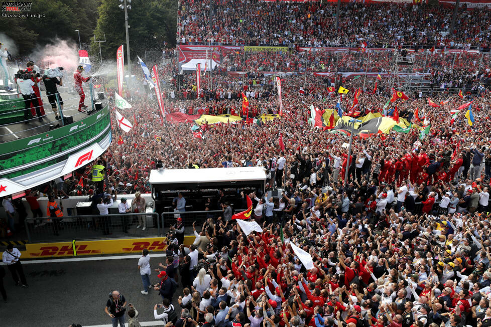 Moment #4: Die tobenden Fanmassen in Monza feierten 2019 noch ausgelassener als sonst. Denn ein Ferrari-Pilot gewann zum ersten Mal seit 2010 das Rennen. Charles Leclerc setzte sich in einem harten Kampf gegen Hamilton durch und sicherte sich vor den Augen der Tifosi den emotionalen Triumph.