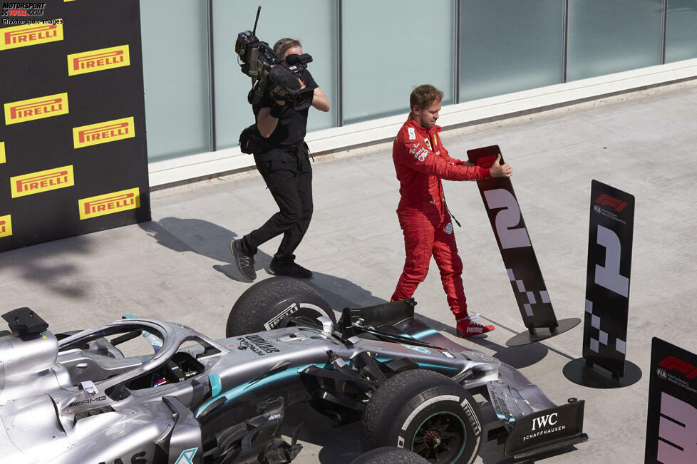 Zwar fuhr Vettel als Erster über die Ziellinie, Hamilton erbte den Sieg jedoch aufgrund einer Zeitstrafe für den Deutschen. Das wollte der Ferrari-Pilot nicht auf sich sitzen lassen. Sichtlich uneinsichtig vertauschte er daraufhin im Parc ferme die Positionsschilder. Die 25 Punkte waren dennoch weg.