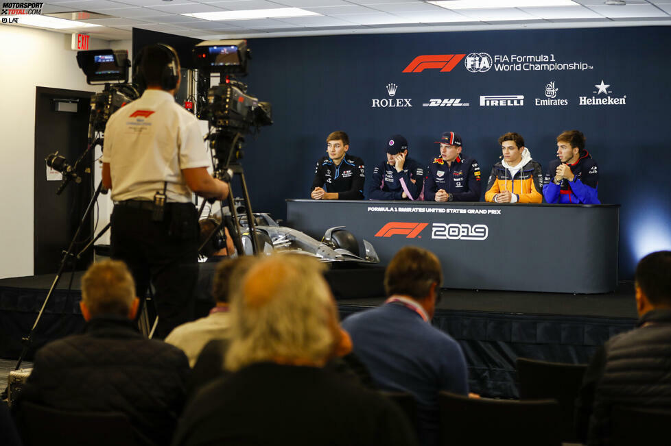 Sky überträgt nicht nur alle Sessions live und ohne Werbeunterbrechung, auch die Pressekonferenzen mit Fahrern (Donnerstag) und Teamchefs (Freitag) werden gezeigt. Dazu kommen die PKs nach Qualifying und Rennen.