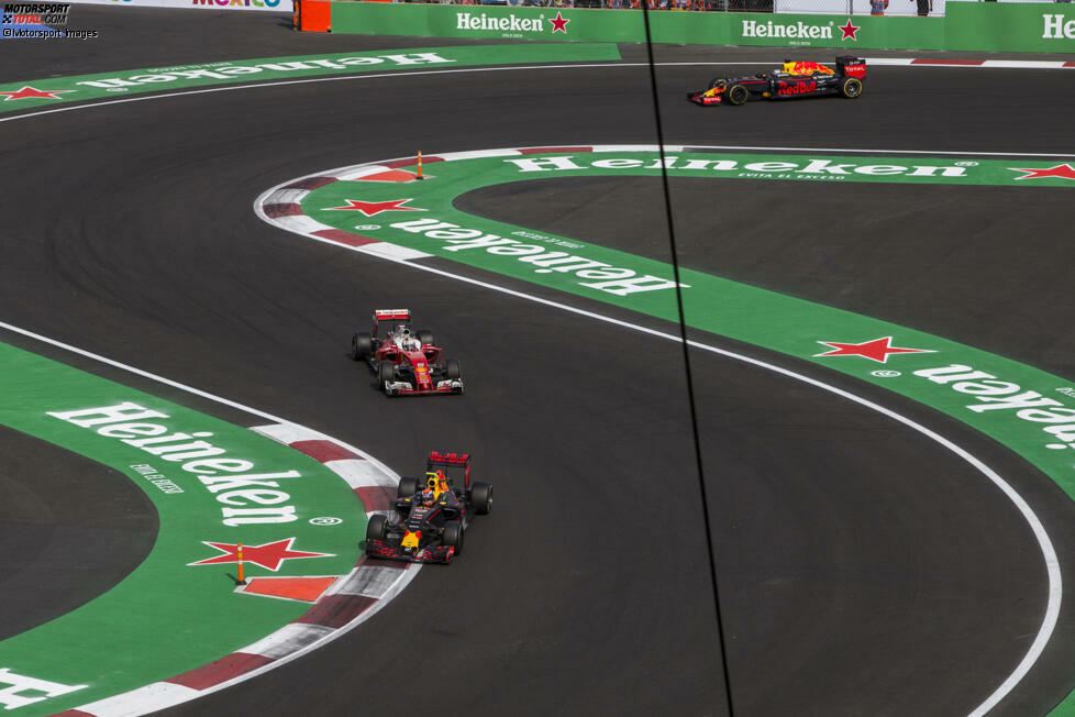 Nach einer weiteren Kollision mit Nico Rosberg in Malaysia folgt in Mexiko das negative Highlight: Im Duell gegen die Red-Bull-Piloten Max Verstappen und Daniel Ricciardo wütet Vettel unterm Helm: 