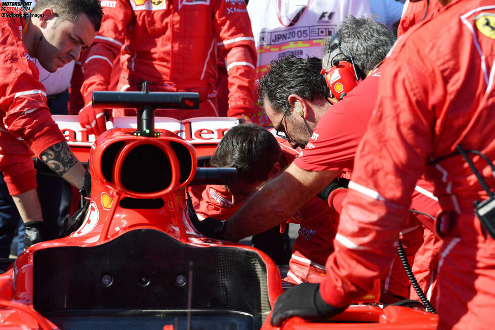... dann streikt die Technik in Malaysia und Japan. In Suzuka muss Vettel seinen Traum nach einem Zündkerzen-Defekt endgültig begraben. Auch der Sieg in Brasilien nutzt nichts mehr: Mit 317 Punkten wird er nur Vize-Weltmeister. Schwacher Trost: Fünf Siege in einer Saison sind seine bisher beste Ausbeute mit Ferrari.
