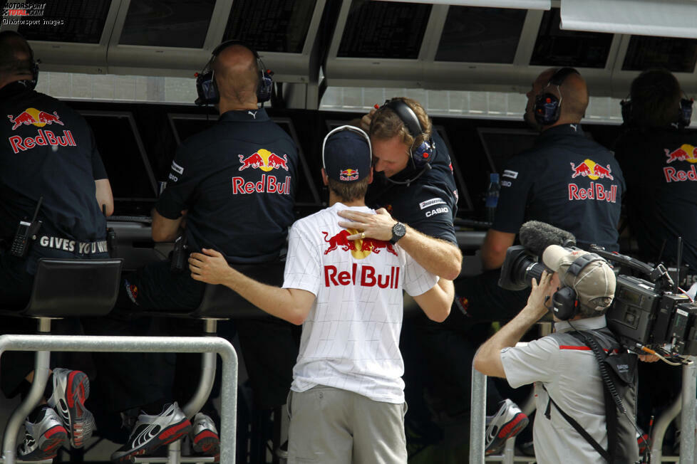 ...lässt sich Vettel an der Boxenmauer von seiner Crew trösten.