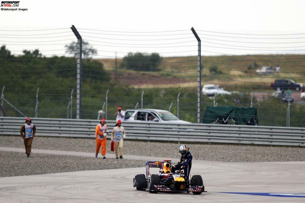 Vettel muss den Grand Prix hingegen aufgeben und steigt entnervt aus seinem Auto.