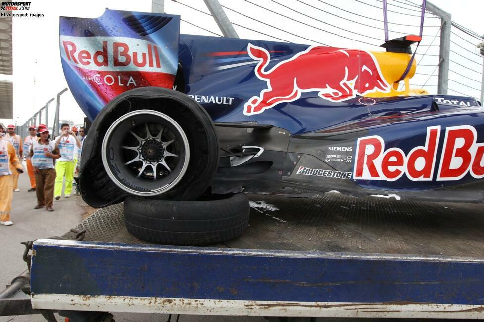 Während sein demolierter RB6 nach dem Unfall abtransportiert wird,...