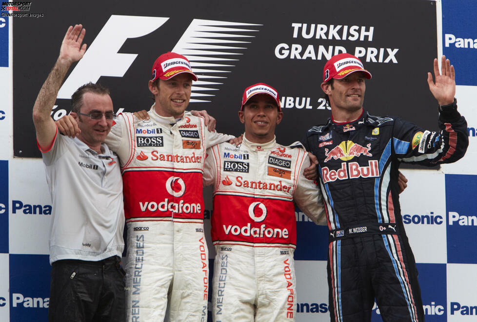 Auf dem Podest feiert er mit den McLaren-Pilot Lewis Hamilton und Jenson Button.