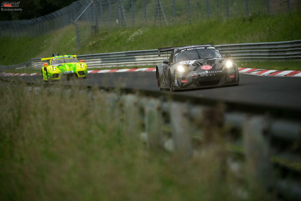 Black Falcon: Hat die werksunterstützten GT3-Einsätze auf Eis gelegt, ist aber mit einem der neuen Porsche 911 GT3 Cup MR in der SP Pro gemeldet. Im Bild ein schöner Vergleich mit dem 911 GT3 R im Hintergrund. #350 Marek Böckmann/Tobias Müller/Carlos Rivas