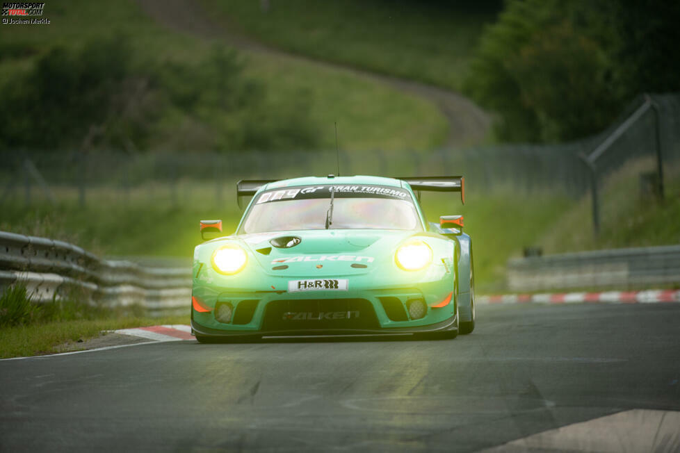 Falken Motorsport: Geht entgegen ursprünglicher Planungen wegen eines verregneten Tests nun doch schon bei VLN1 mit einem der zwei Porsche an den Start. Erstes Rennen war eigentlich erst beim 
