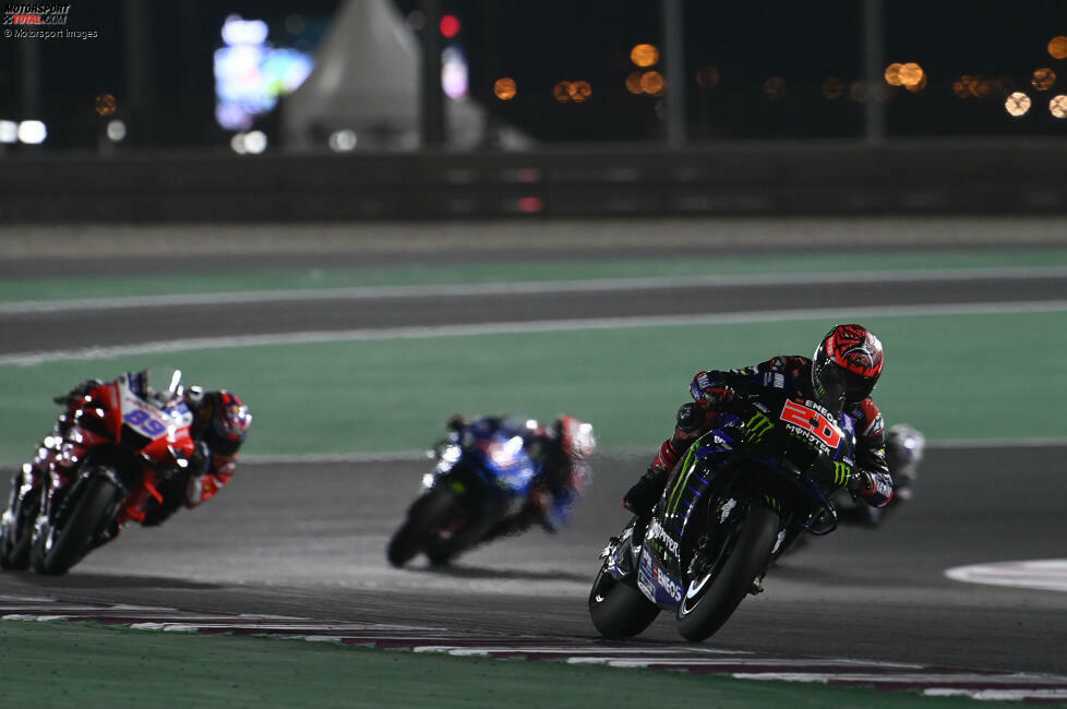 4. April 2021: Fabio Quartararo (Yamaha) gewinnt den Grand Prix von Doha auf dem Losail-Circuit. Dahinter reiht sich das weitere Feld auf, denn es ist das Rennen mit den engsten Top 15 aller Zeiten.