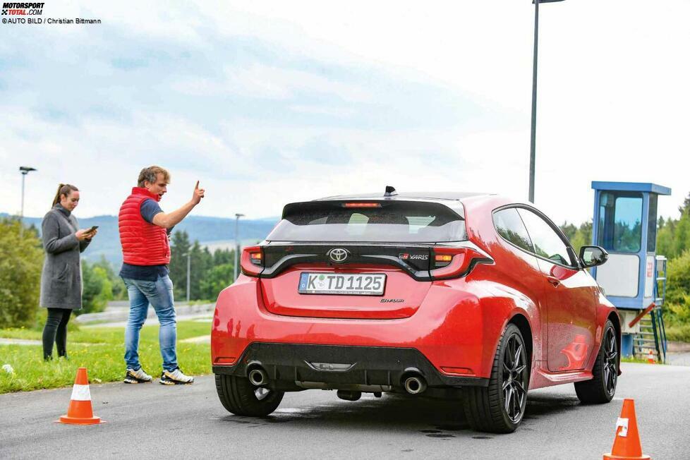 ... ist ein Kurs abgesteckt, der mit einem Toyota GR Yaris abgefahren werden soll. Menzel legt vor: 53,33 Sekunden. Nach einer Aufwärmrunde sind die Teilnehmer dran - und die fahren richtig schnell. Der Schnellste ...