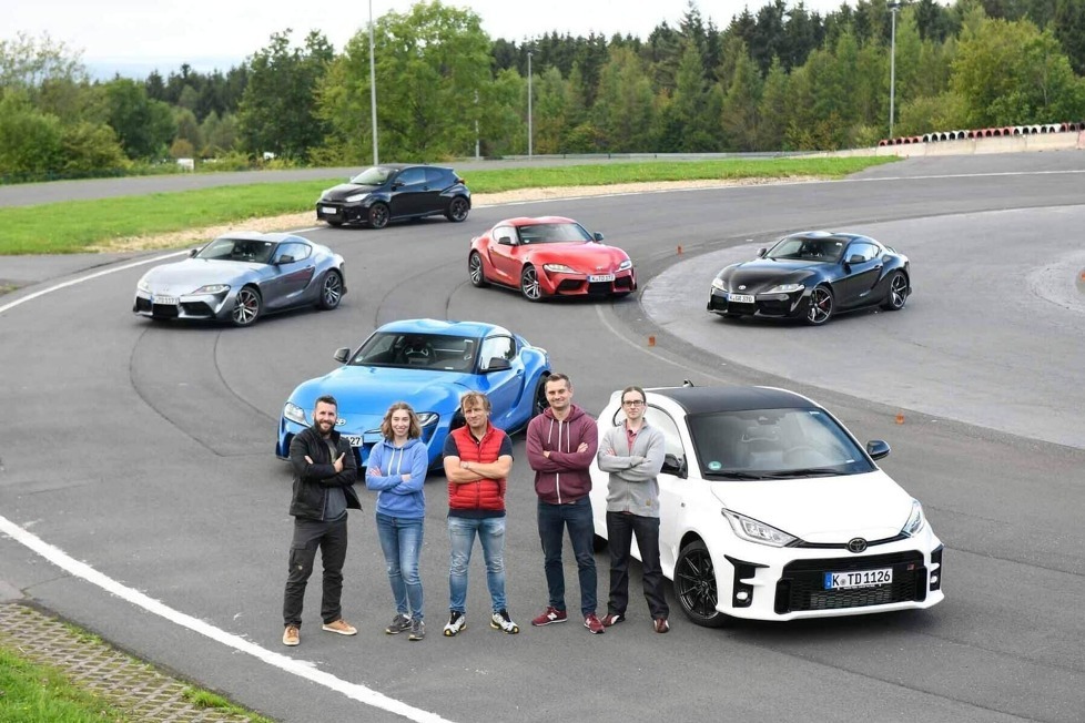 Vier AUTO BILD-Leser kämpfen um einen Lehrgang zur Rennlizenz. In Runde eins geht's mit Toyota Supra und GR Yaris direkt ans Limit. Wer kommt weiter? (Anzeige)