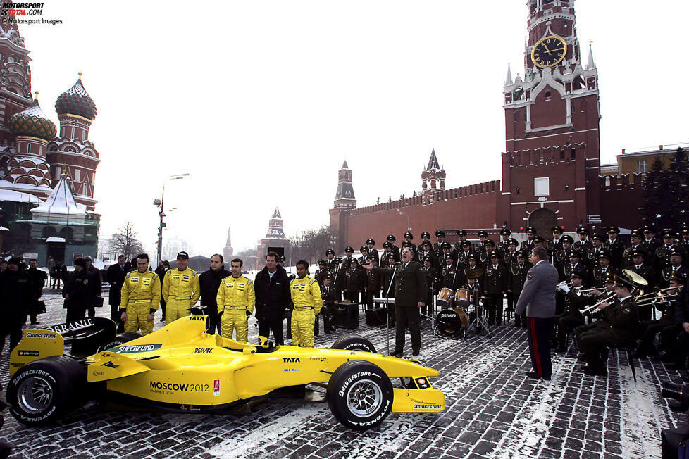 Jordan 2005: Der EJ15 wird auf dem geschichtsträchtigen Roten Platz in Moskau bei wenigen Grad unter Null präsentiert. Vor dem Kreml posieren Tiago Monteiro und Narain Karthikeyan zu den Klängen einer Militärkapelle. Hintergrund: Das Team wurde kurz davor vom russisch-kanadischen Investor Alex Shnaider und dessen Midland-Gruppe gekauft.