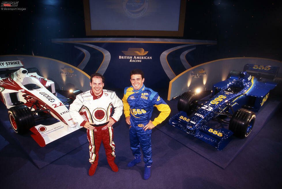 BAR 1999: Statt einer Lackierung stellt British American Racing 1999 gleich zwei vor. Jacques Villeneuve und Riccardo Zonta präsentieren zur Verwunderung aller einen weiß-roten und einen blau-gelben BAR01 in Brackley. Der FIA gefällt dieser Marketing-Streich weniger, zu Saisonbeginn fahren beide mit der 