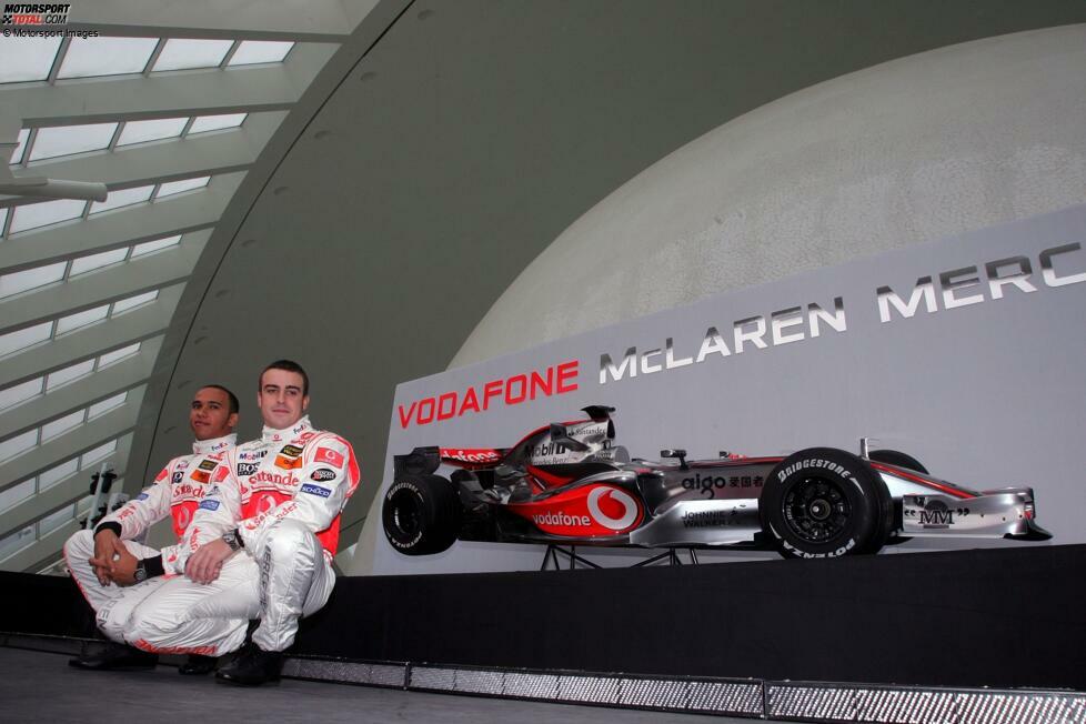 McLaren 2007: Zehn Jahre nach der wohl legendärsten Präsentation hat sich das britische Team für Neuankömmling Fernando Alonso und Rookie Lewis Hamilton wieder etwas einfallen lassen. In Valencia dürfen die beiden die Straßen vor Tausenden Fans unsicher machen und den MP4/22 im Ciutat de les Arts i les Ciencies vorstellen.