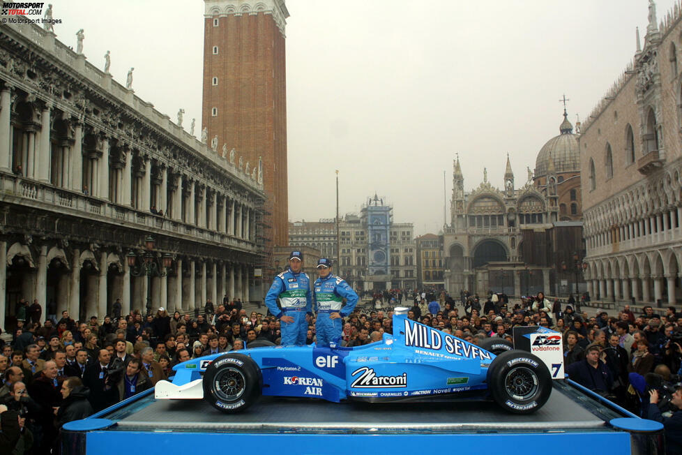 Benetton 2001: Nach 2000 in Barcelona setzt Benetton auch im Jahr danach auf spektakuläre Bilder. Auf dem Markusplatz in Venedig baut das Team für kolportierte 500.000 Dollar Miete eine Bühne für den B201 auf. Der Bolide wird aber nicht einfach plump auf das Podest gehoben oder geschoben, sondern erscheint scheinbar aus einem Aquarium.