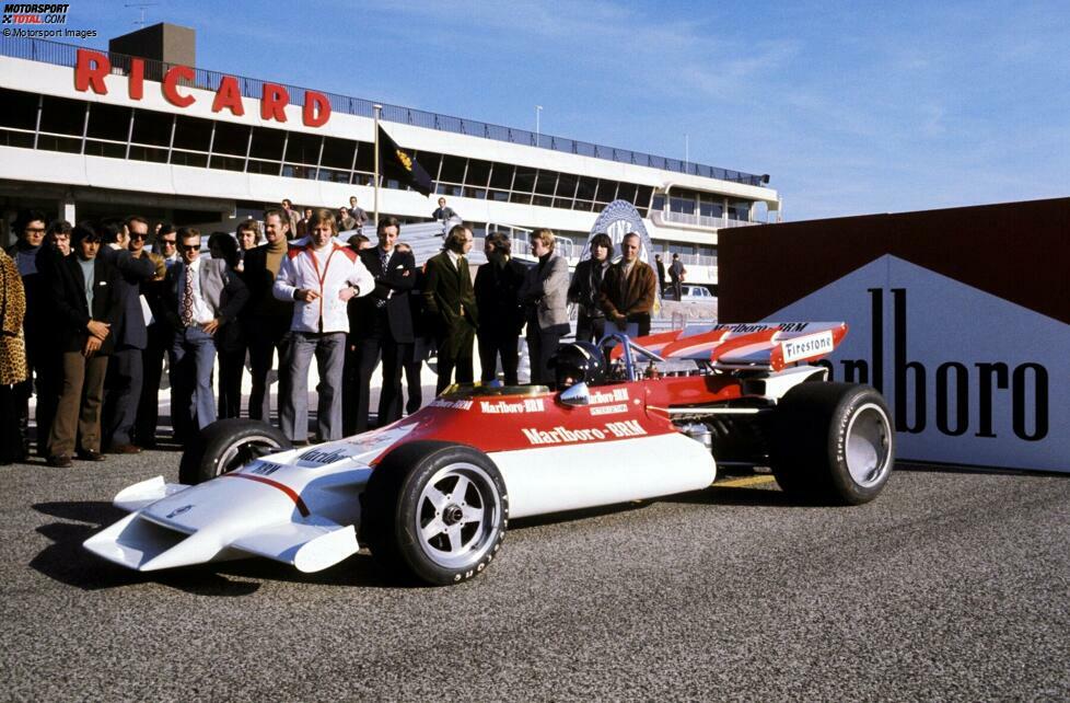 BRM 1972: Die Ankunft des neuen Sponsors Marlboro wird auf der Rennstrecke in Le Castellet in Frankreich inszeniert. Denn Peter Gethin fährt seinen BRM P160B symbolisch aus einer überdimensionierten Zigaretten-Schachtel heraus und präsentiert so den neuen Look seines Teams.