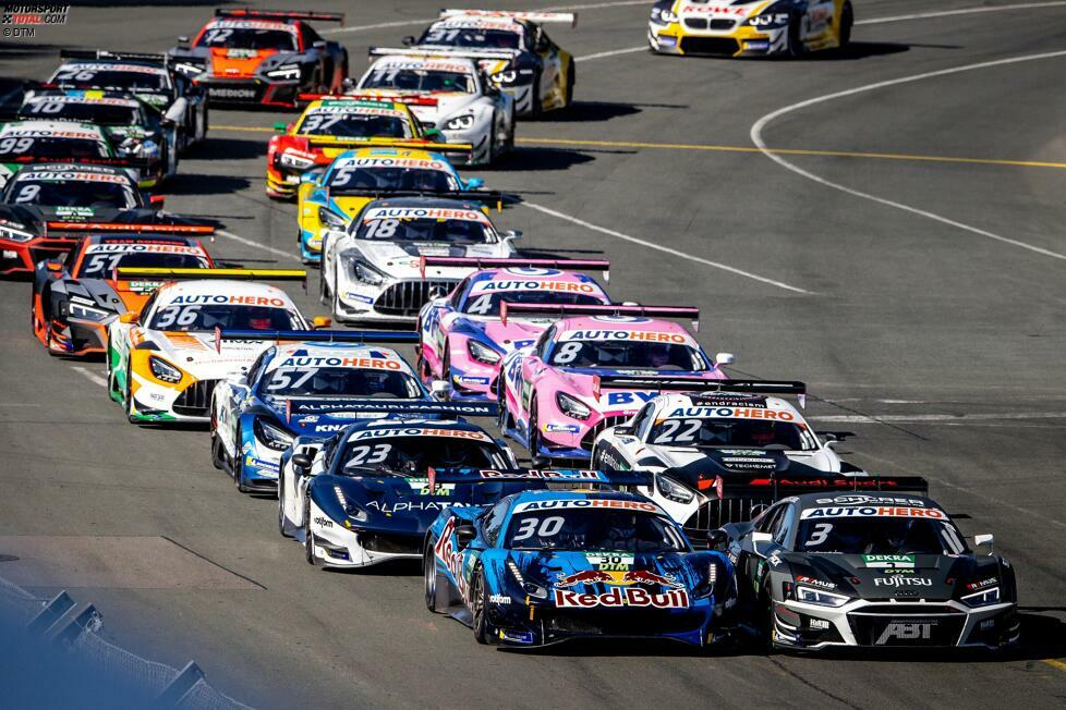 Der Aufreger der DTM-Saison 2021 in Bildern: Beim DTM-Start auf dem Norisring in engen Zweierreihen starten Pole-Setter Liam Lawson und sein Herausforderer Kelvin van der Linde aus der ersten Reihe. Titelfavorit Lawson beschleunigt im AF-Corse-Ferrari ...