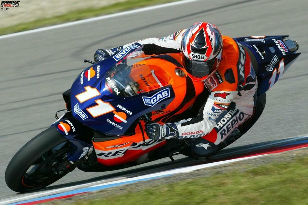 Nach dem Titelgewinn 2001 holt ihn HRC ins Werksteam: Bei Repsol-Honda bekommt Rossi mit dem Japaner Tahru Ukawa zum ersten Mal in der Meisterschaft einen Teamkollegen.