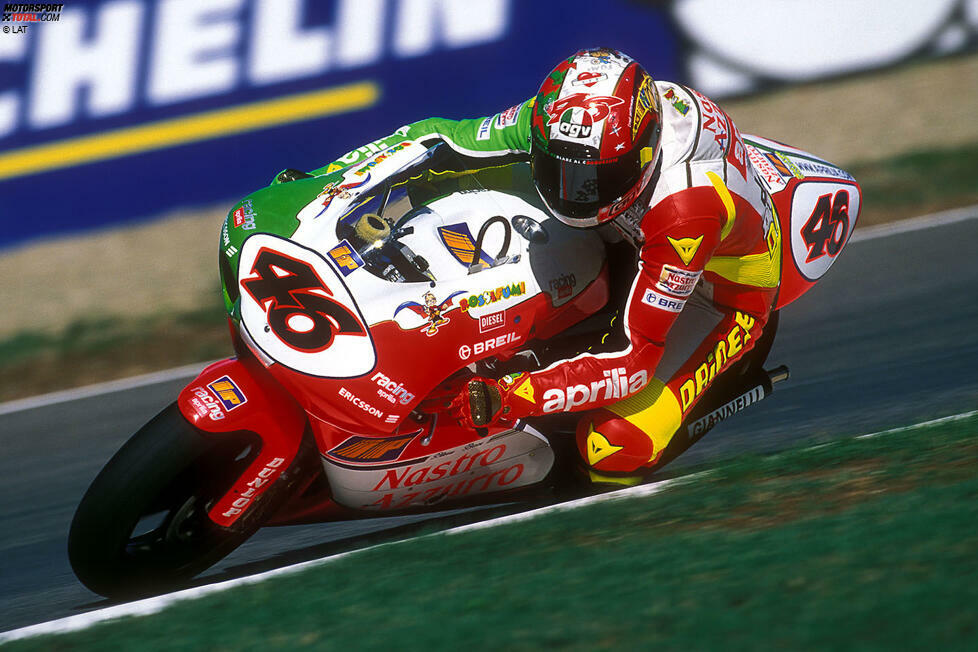 Funfact: In den vier Jahren, die Rossi in den kleinen WM-Klassen fährt (1996-1999), bildet er für Aprilia stets eine individuelle Formation ohne direkten Partner.