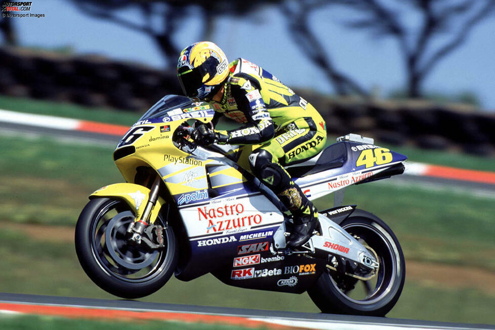 Als Valentino Rossi im Jahr 2000 in die Königsklasse aufsteigt, fährt er zunächst eine von Nastro Azzurro (Bier) gesponserte Honda und ist ein Alleinkämpfer.