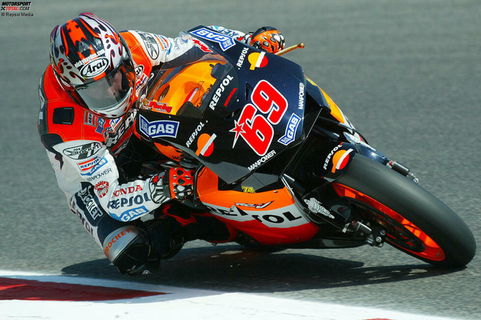 Im Jahr 2003, Rossis letztem bei Honda, teilt er sich die Box mit dem US-Amerikaner Nicky Hayden, mit dem er Jahre später noch einmal bei Ducati zusammentreffen wird.