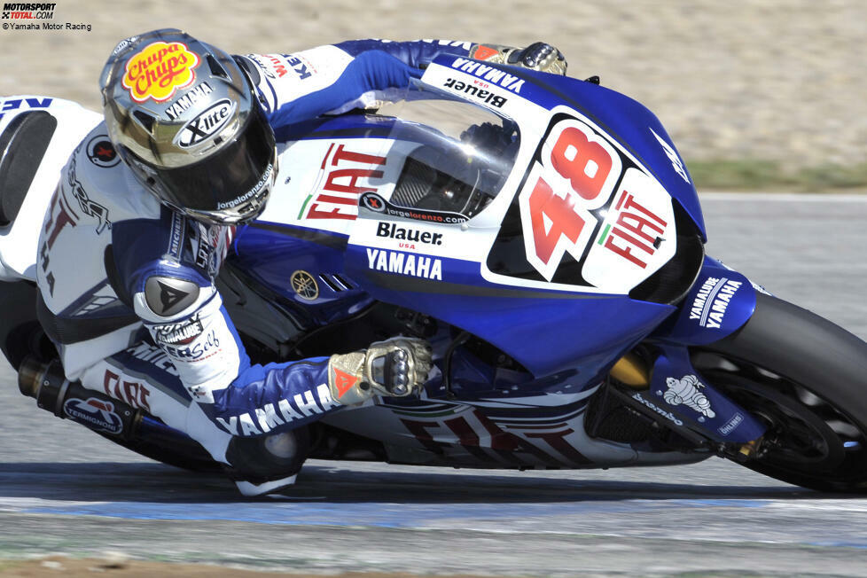 Yamaha entscheidet sich, einen jungen Rookie zu verpflichten, um die Weichen für die Zukunft zu stellen: Jorge Lorenzo steigt auf und wird bald zum wohl härtesten Teamkollegen des Fahrers mit der Startnummer 46.