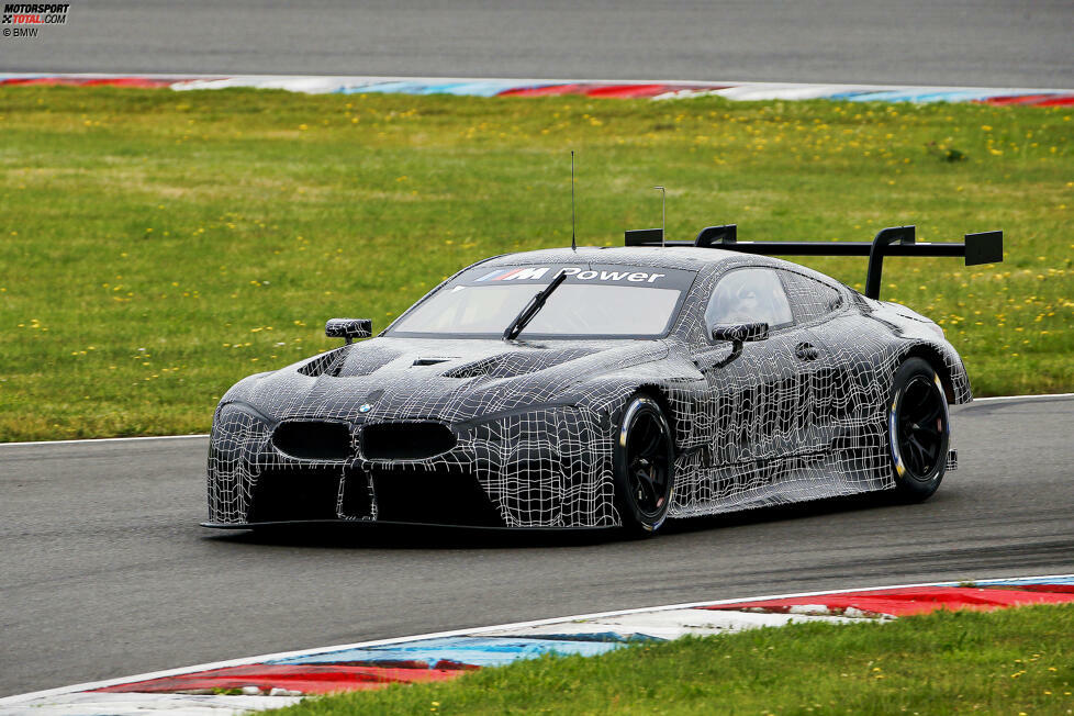 Juli 2017: Es geht erstmals auf die Strecke für den M8 GTE. Anfang des Monats absolviert der Bolide das Roll-out im Werk in Dingolfing. Wenig später bestreitet man erste Testfahrten auf dem Lausitzring.