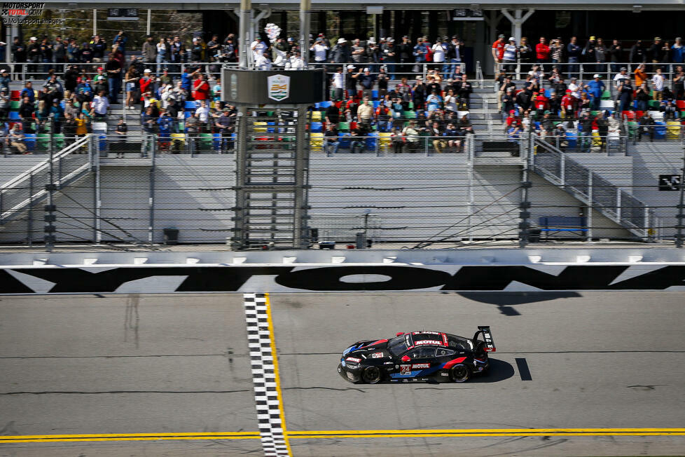 25./26.01.2020: Erfolgreich ist BMW weiterhin in der IMSA unterwegs. Nach weiteren Podiumsplätzen in der Saison 2019 verteidigt man 2020 den GTLM-Klassensieg bei den 24h Daytona! Diesmal setzt sich das Quartett Krohn/Edwards/Mostert/Farfus gegen die Konkurrenz durch.