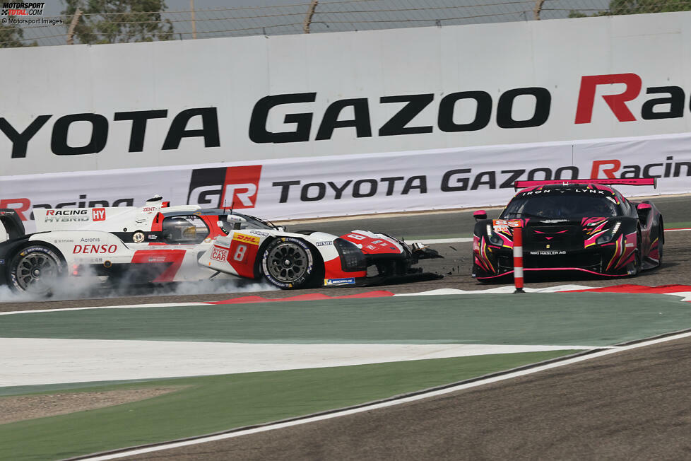 Es kommt zur Kollision: Der Ferrari wird weggeschossen, der Toyota erleidet einen Schaden im Frontbereich
