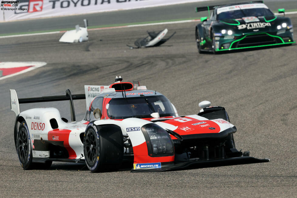 Wie so oft bei Prototypen ist der Bolide aber noch fahrtauglich. Der Schweizer schleppt den waidwunden Toyota GR010 Hybrid zurück an die Box
