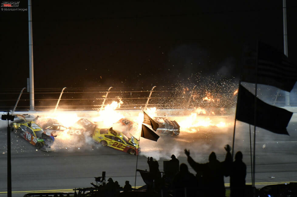 Eine Kollision zwischen Michael McDowell, Brad Keselowski und Joey Logano löst in der letzten Runde des Daytona 500 einen Massencrash aus - der glücklicherweise für alle Beteiligten glimpflich endet.