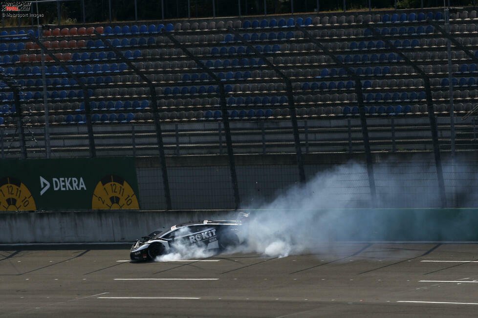 Das Wochenende auf dem Lausitzring sieht eine Premiere: Die DTM befährt erstmals Turn 1 des Ovalkurses! Das Debüt ist ein voller Erfolg. Die Änderung sorgt für Windschattenschlachten, und größere Unfälle bleiben mit Ausnahme von Esmee Hawkey aus. Diese Variante des Lausitzrings hat sich die ITR gleich für mehrere Jahre exklusiv gesichert.