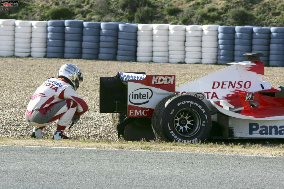 Weil bereits feststeht, dass Trulli das Team verlassen wird, hat Briatore kein Interesse daran, ihn die Saison zu Ende fahren zu lassen. Jacques Villeneuve übernimmt das Cockpit. Trulli macht aus der Not eine Tugend und fährt bereits die letzten zwei Rennen 2004 für Toyota. Renault wird danach zweimal in Folge Weltmeister - ohne Trulli.