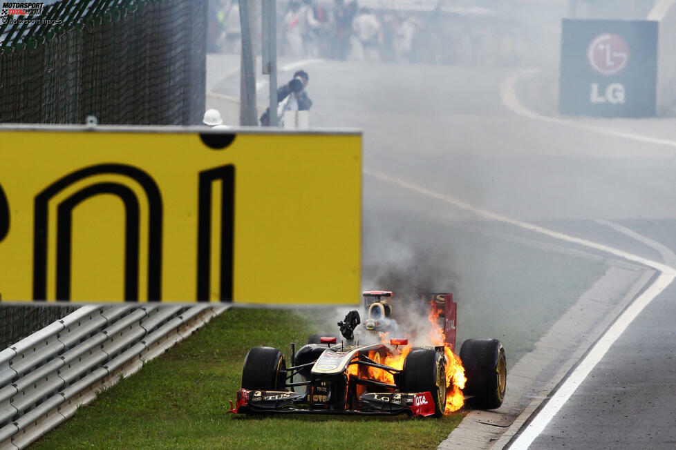 Das Cockpit bekommt Bruno Senna, der bis zum Saisonende allerdings eher durch seinen Namen als durch gute Leistungen beeindruckt. Für Heidfeld, der seinerseits erst durch einen schweren Rallye-Unfall von Robert Kubica vor der Saison ins Auto gerutscht war, endet mit seinem Renault-Gastspiel auch endgültig seine Zeit in der Formel 1.