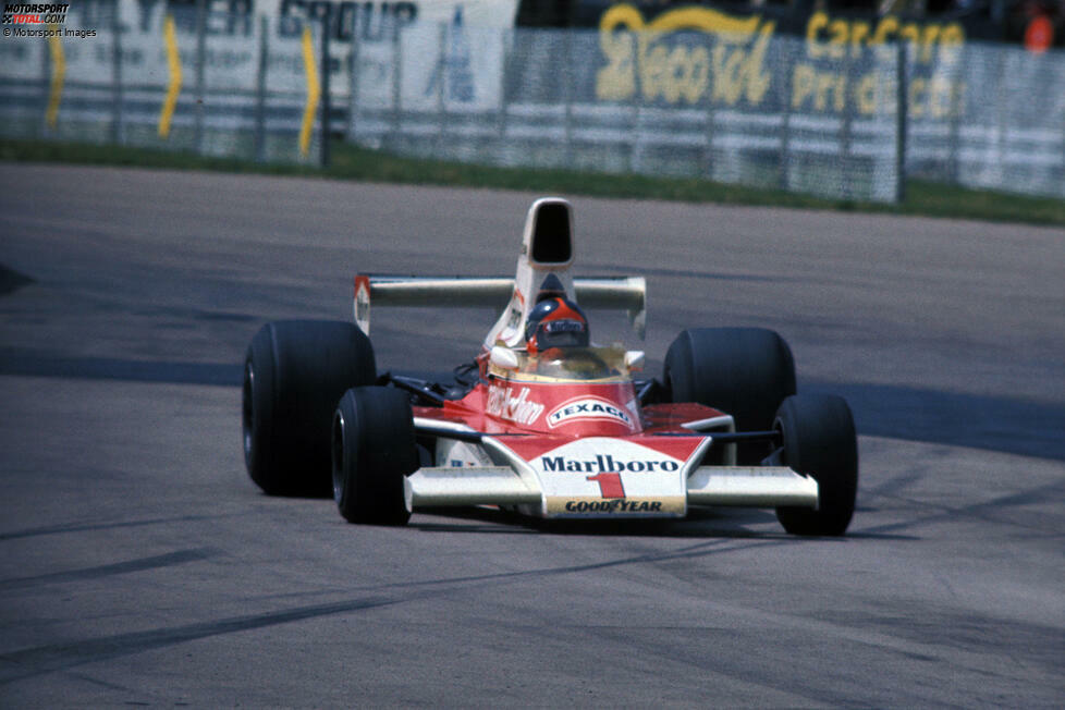 Ein weiteres Beispiel für eine überdimensionierte Airbox ist der McLaren M23, hier 1975 beim Großbritannien-Grand-Prix. Ebenfalls ...