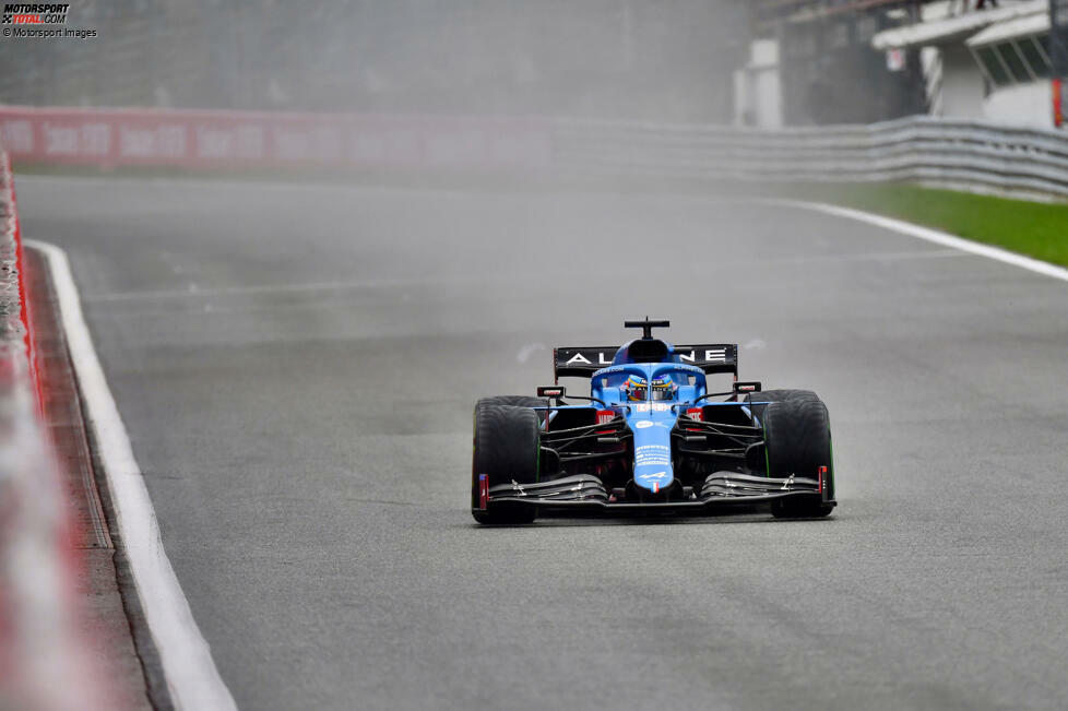 Alpine setzte einen Heckflügel für geringeren Abtrieb ein, der eine leichte löffelförmige Krümmung aufwies. Hier sieht man die Wirbel, die sich vom Heckflügel des A521 lösen, wenn Fernando Alonso sich nähert.