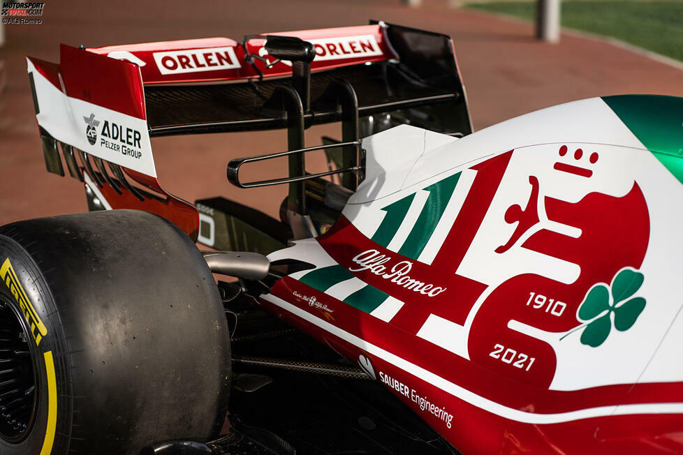 Die drei Einsen auf der Motorhaube sind natürlich auch kein Zufall: Alfa Romeo wird in diesem Jahr 111 Jahre alt. Dieser Umstand sowie das zusätzliche Grün werden in Monza auch auf speziellen Rennanzügen zu sehen sein.