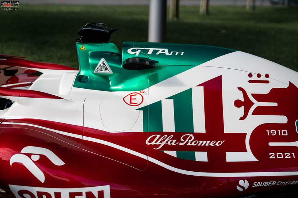 Bleiben wir gleich bei Alfa Romeo: Für das Heimrennen der italienischen Marke hat man sich an den italienischen Nationalfarben orientiert und zu Rot und Weiß noch Grün dazugestellt.