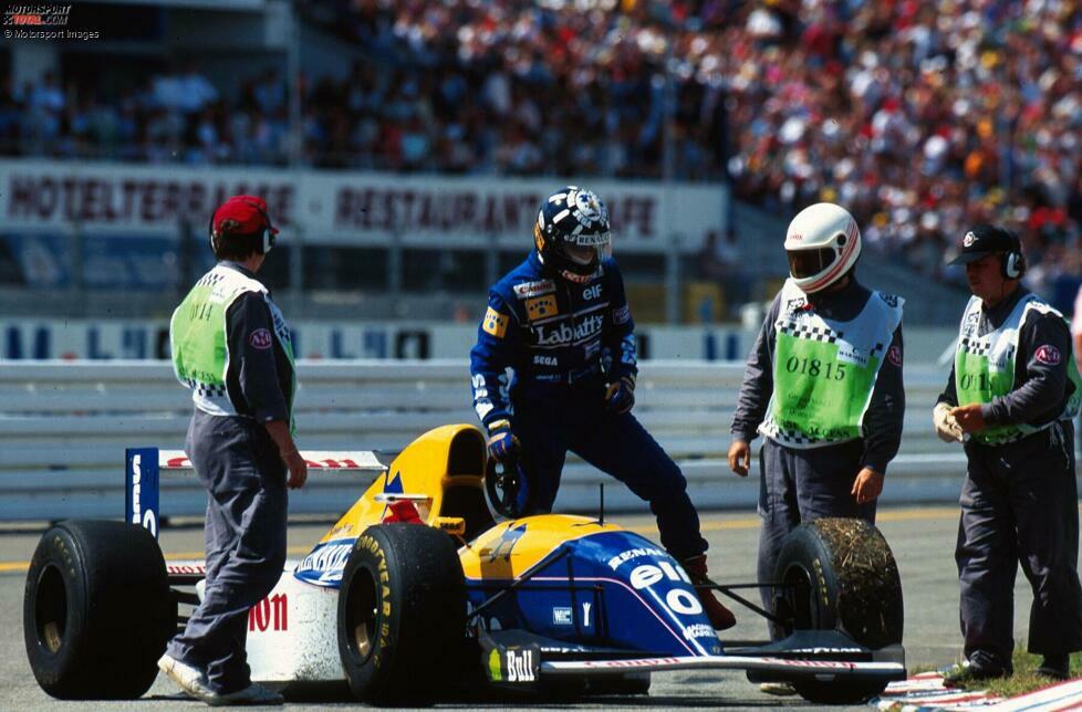 ... ein Reifenschaden in der vorletzten Rennrunde zwingt Hill zur Aufgabe. Sein Teamkollege Alain Prost gewinnt, zum 51. und letzten Mal in der Formel 1. Hill startet wenig später gleich eine Siegesserie und wird 1996 Weltmeister.