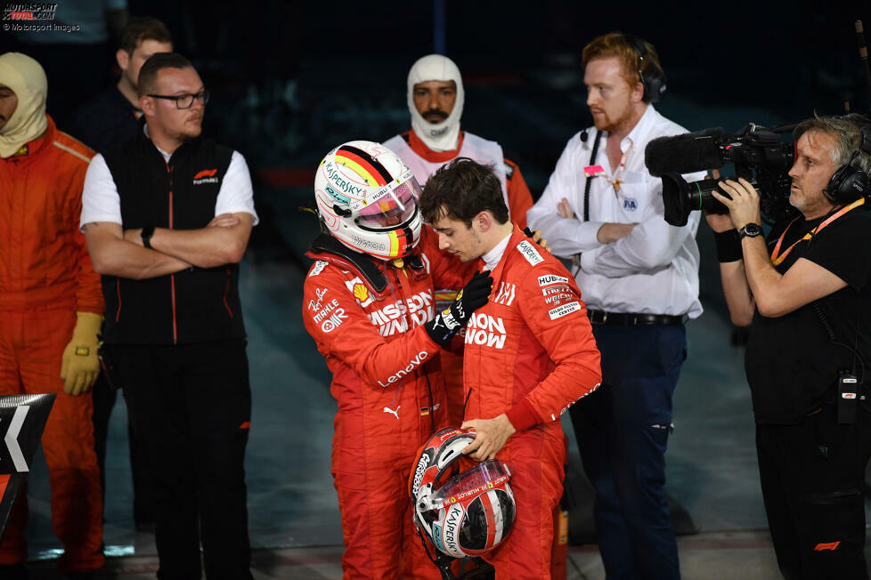 ... stellen sich technische Probleme ein, der Ferrari-Antrieb stottert und Leclerc verliert erst die Führung und dann auch noch P2. Am Ende rettet er Platz drei ins Ziel, und wird dort von Teamkollege Sebastian Vettel getröstet. Den ersten Sieg holt Leclerc wenige Wochen später nach, in Spa.