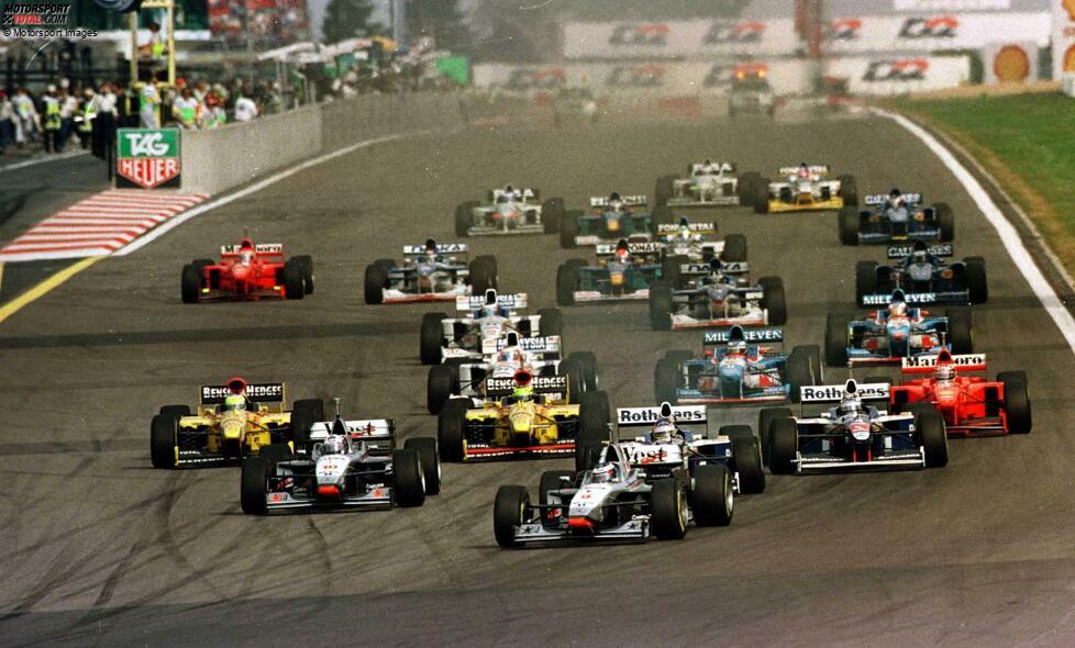 Mika Häkkinen startet beim Luxemburg-Grand-Prix 1997 auf dem Nürburgring erstmals von der Poleposition und führt das Rennen auch deutlich an, doch ...