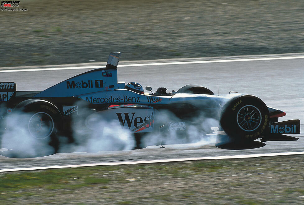 ... die Technik lässt den späteren Weltmeister im Stich: In Runde 43 quittiert der Mercedes-Motor seinen Dienst und Häkkinen muss in Führung liegend aufgeben. Es gewinnt Williams-Fahrer Jacques Villeneuve, Häkkinen erst das Saisonfinale in Jerez.
