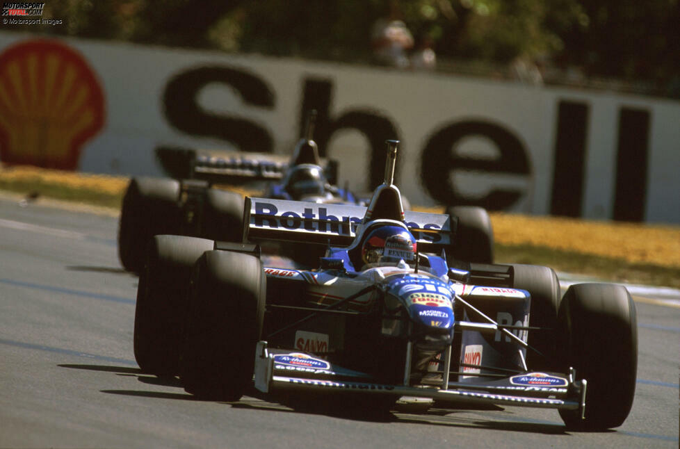 1996 gibt IndyCar-Champion Jacques Villeneuve beim Australien-Grand-Prix in Melbourne sein Formel-1-Debüt. Er startet von der Poleposition ins Rennen und liegt vor seinem Williams-Teamkollegen Damon Hill, als ...