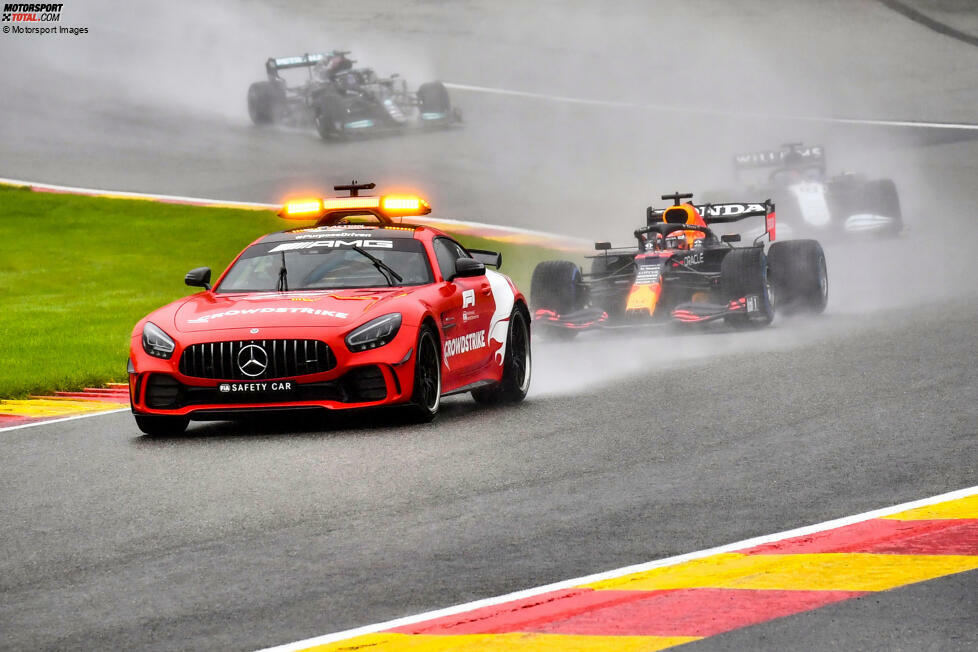 GP Belgien 2021: Starkregen und schlechte Sicht veranlassen die Formel 1 wiederholt zu Startverschiebungen. Der erste Startversuch schlägt fehl, der Abbruch folgt schon nach zwei Einführungsrunden. Stunden später ...