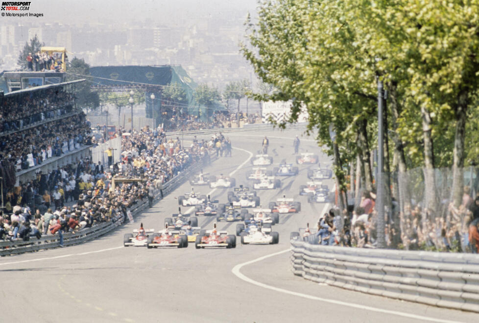 GP Spanien 1975: Das Rennen auf dem gefährlichen Montjuic-Stadtkurs in Barcelona steht von Anfang an unter keinem guten Stern. Die Fahrer kritisieren den Zustand der Strecke, nach Last-Minute-Anpassungen wird gefahren. Aber schon in der Startphase ...