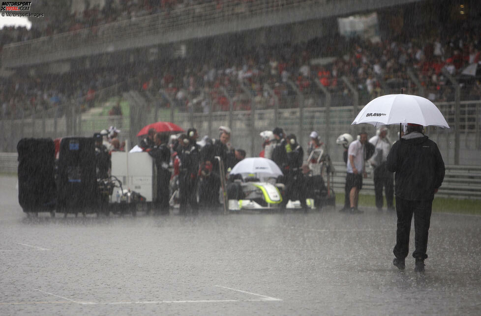 ... fegt ein Wolkenbruch über die Strecke in Sepang hinweg, nach Runde 33 wird der Rennbetrieb eingestellt - 55:30.622 Minuten nach dem Start. Brawn-Fahrer Jenson Button gewinnt, es gibt halbe Punkte.