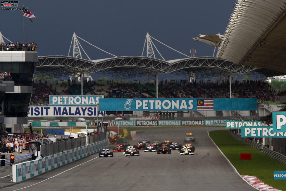 GP Malaysia 2009: Das Rennen beginnt auf trockener Strecke, doch im Hintergrund lauern schon dunkle Wolken. Tatsächlich kommt der Regen, und wie! Ab Runde 19 ...