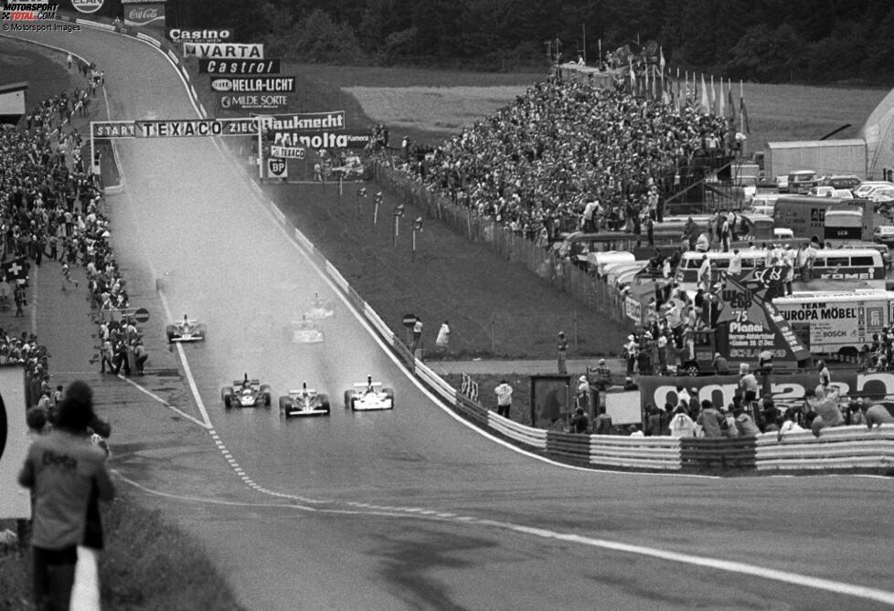 GP Österreich 1975: Ein Wolkenbruch verzögert den Start, aber dann beginnt das Rennen doch. Und der Regen hält an. Nach etwas mehr als ...