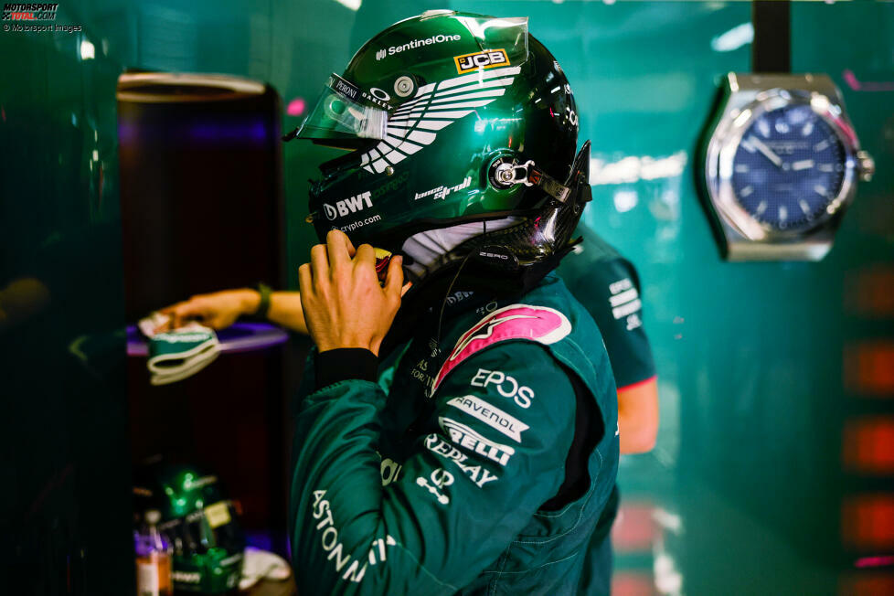Lance Stroll hat sich bislang den Teamfarben angepasst. Bei Racing Point war der Helm Pink, nach dem Rebranding zu Aston Martin fährt der Kanadier im British-Racing-Grün mit dem Aston-Martin-Flügel auf dem Kopfschutz.