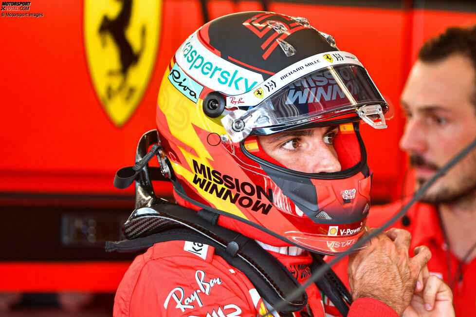 Die spanische Flagge hat es verraten: Es ist Carlos Sainz. Mit Red Bull hat der heutige Ferrari-Pilot nichts mehr zu tun und kann daher auch die spanischen Farben großzügiger auf dem Helm verteilen.